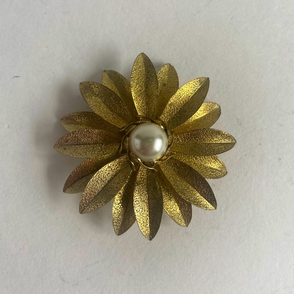 ⭐️ LAST CHANCE SALE! ⭐️ Vintage Gold Tone Flower Brooch with Pearl